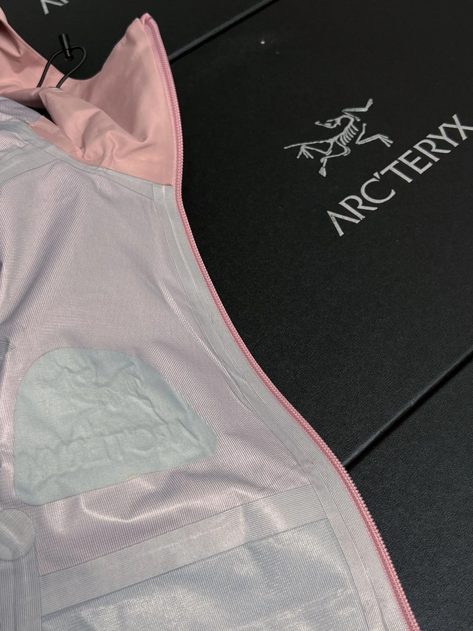ARC‘TERYX BETA LT GORE-TEX Jacket-Men's Yb 3D ， Tri-Durance ， ） Factory 📃 🔍 ， YKK ， ， ， 。 Beta LT ， 。 bluesign@ N 13LGORE-TEX ， Wear-Resistant， 、 Breathable， 。 Storm Hood™ ， Water Tight™ ， ， ， 。 ，VISLON ， Velcro ， Zip-in， ARC TERYX BETA： 。 LT ： ， Wear-Resistant。 GORE-TEX： 、 、Breathable 。 BRTA LT Arc’teryx ， ， ， 。 ：Black Retro Size：S/M/L/XL/XXL ： 81 83 86 88 90 ：117 122 128 132 136 ： 59 61 64 66 68 ： 53 55 58 60 62 S 80-120 M 110-150 L 140-170 XL 160 XXL 180 os ～